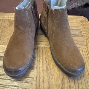 Earth Origins Brown Ankle Booties with Rounded Toe NWT